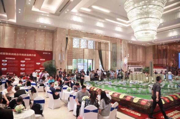 宝丰县东城幼儿园精准扶贫送温暖【太阳成集团tyc7111cc】(图1) 太阳成集团tyc7111cc