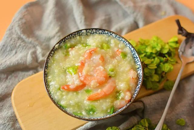 “太阳成集团tyc7111cc”湖南一高校湖内捞出2000斤鱼办全鱼宴师生免费吃(图1) 太阳成集团tyc7111cc