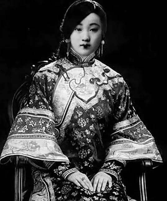 太阳成集团tyc7111cc_胜西小学三年级二班家长课堂:“如果病毒是群猪”(图1) 太阳成集团tyc7111cc